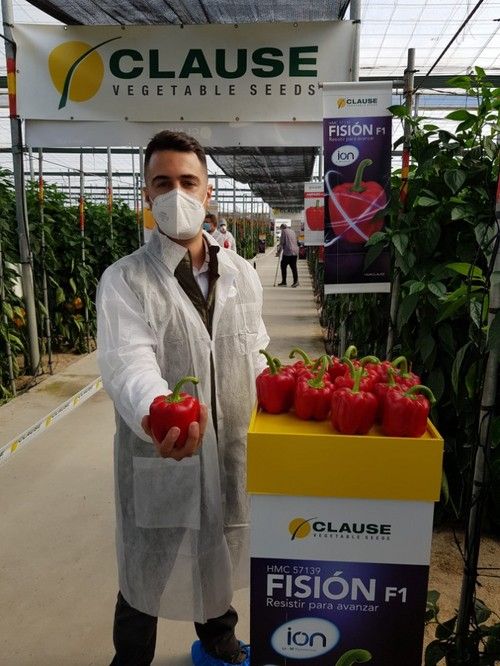 José Miguel Reyes, coordinador de Comunicación y Marketing, con una pieza de Fisión.
