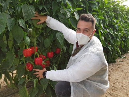 Reyes, junto a una planta de la novedad Fisión.