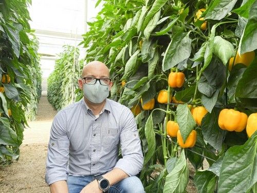 Luis Rafael Martínez, técnico comercial de Zeraim, junto al amarillo Barrera.