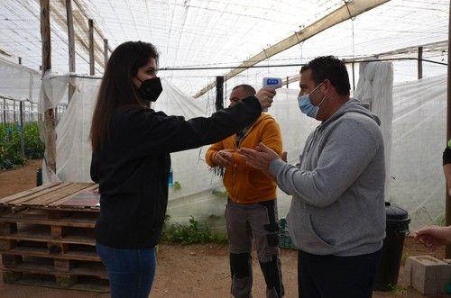 Toma de temperatura como medida de seguridad.