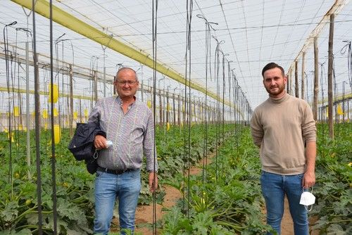 Padre e hijo visitando las jornadas en Las Norias