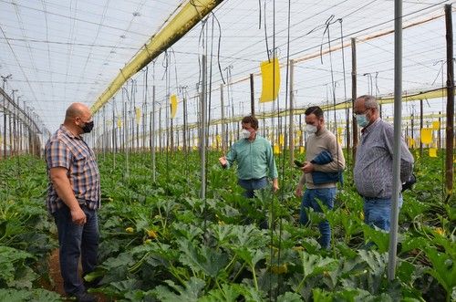 José Luis Ruipérez explicando las bondades de Grimsey RZ a varios agricultores
