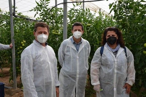 José Luis Ruipérez y Manuel Hernández junto a una perita que ha visitado las jornadas