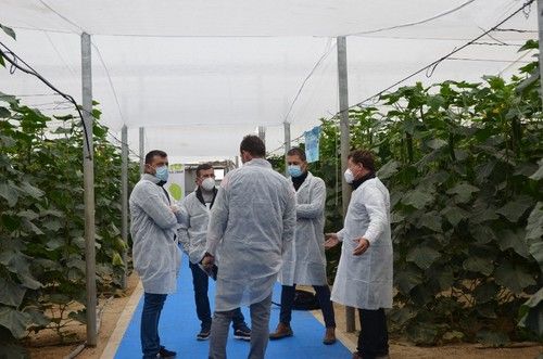 José Luis Ruipérez junto a varios agricultores