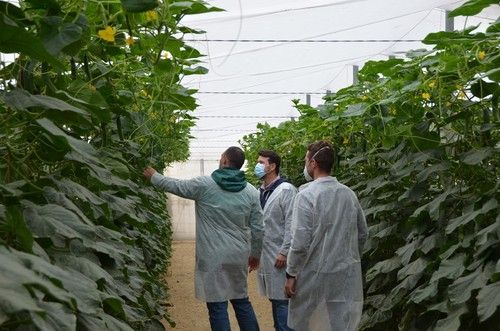 Armando Pérez junto a un agricultor