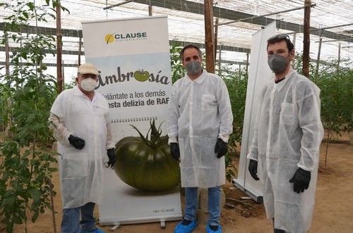 El concejal de Agricultura de Almería, Juanjo Segura (centro), visitó las jornadas de HM.CLAUSE.