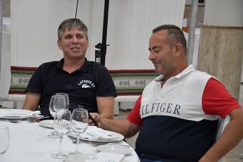José María Andújar, expresidente de CASI, asistió al acto con un amigo.