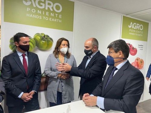 Expositor de Agroponiente.
