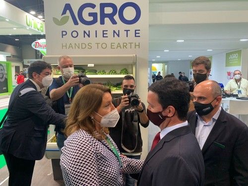 La consejera andaluza y el presidente de la Diputación de Almería se saludan.