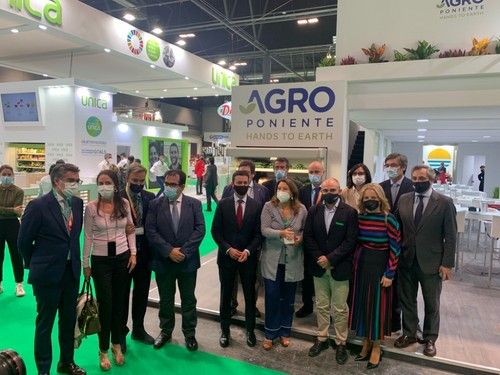 Autoridades en el expositor de Agroponiente, en el pabellón 9.