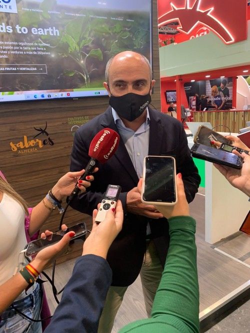 Jorge Reig, CEO de Agroponiente, atendiendo a los medios de comunicación.