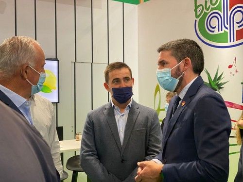 Antonio Luengo, consejero de Agua, Agricultura, Ganadería, Pesca y Medio Ambiente de la Región de Murcia (dcha).