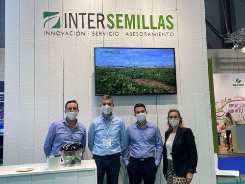Equipo de Intersemillas en su expositor.