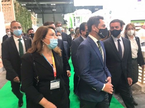 Carmen Crespo, consejera de Agricultura, Ganadería, Pesca y Desarrollo Sostenible, y Juanma Moreno, presidente de la Junta de Andalucía, visitan Fruit Attraction.