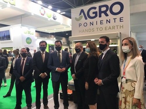 El alcalde de El Ejido, Francisco Góngora, junto a Carmen Crespo, consejera de Agricultura, Ganadería, Pesca y Desarrollo Sostenible, y Juanma Moreno, presidente de la Junta de Andalucía, y demás autoridades visitando Fruit Attraction.