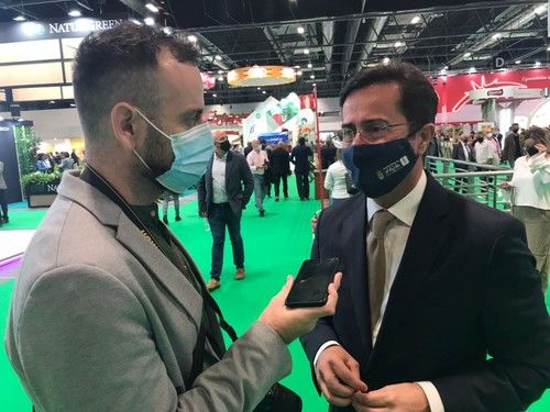 Rafa Villegas, redactor de FHALMERÍA, entrevista al alcalde de El Ejido, Francisco Góngora.