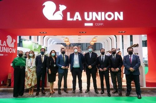 Moreno en su visita al expositor de La Unión, acompañado de otros 'populares' de Almería.