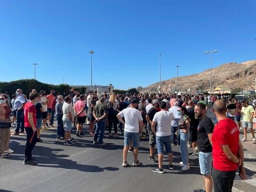 Cortan la calle paralela a la de la convocatoria, y la Policia Nacional tiene que actuar.