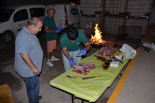 Tomás Cerrillo vigilando el asado argentino que degustaron los invitados