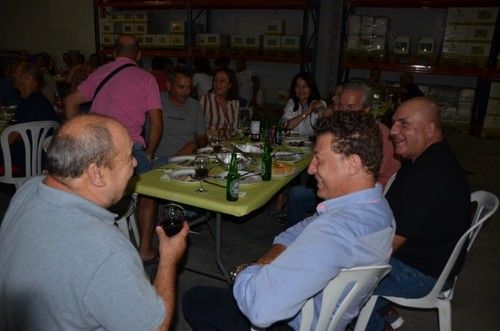 Tomás con algunos invitados compartiendo mesa en espera de la llegada de la tarta de cumpleaños.