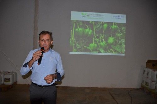 Vicente Puchol, gerente y director técnico de Edypro explicando las propiedades de los productos de la gama de su empresa