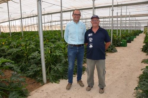 Antonio Gutiérrez, técnico de Syngenta, con el agricultor Paco Barrionuevo.