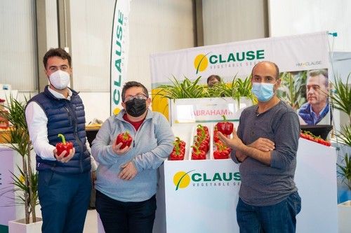 José Miguel Reyes de HM Clause con productores de Abraham