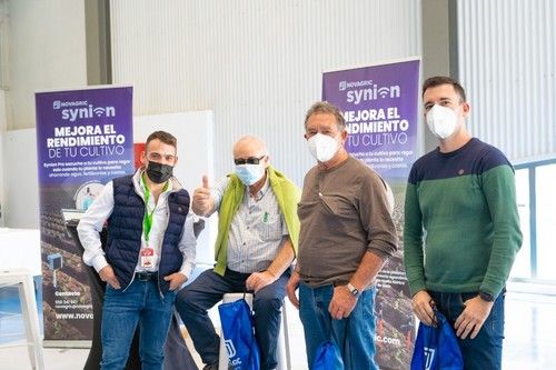 Juan Miguel Suárez de Novagric junto a clientes