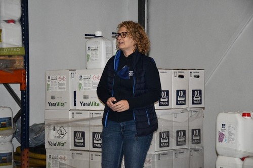 María Luisa Martínez delegada comercial de Yara, ofreciendo explicaciones sobre Hydroterra Biocoral
