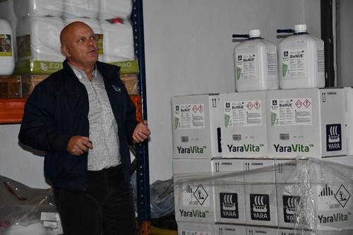 Javier Díaz, delegado comercial de Yara ofreciendo explicaciones técnicas