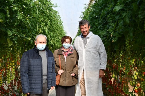Patrocinio García (dcha), de Rijk Zwaan, posó con dos experimentados agricultores que visitaron la jornada