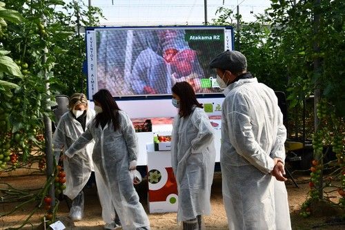 María del Mar Gimeno, de Rijk Zwaan, junto a varios técnicos y agricultores