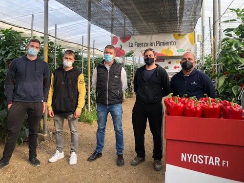 Grupo de agricultores que asistieron a la jornada junto a José Bernal, responsable de ventas en Vilmorin.