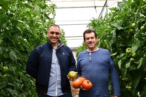 Armando Pérez, de Rijk Zwaan, y José Antonio Cabello, agricultor de Errasty RZ