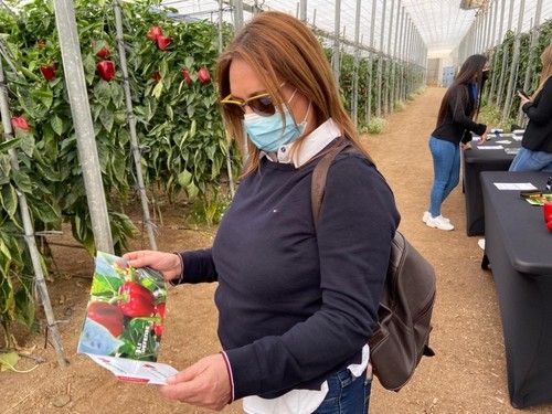 Elia Algarra, técnico de Cerrillo y Pérez, visitando las jornadas