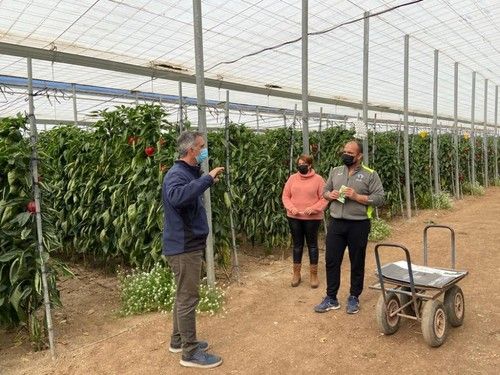 Javier López de Rijk Zwaan junto con agricultores visitantes a las jornadas