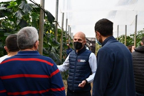 José Marín da una explicación a los productores que asistieron.