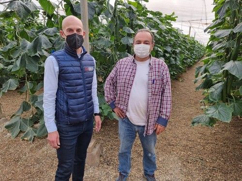 José Marín, técnico comercial de Syngenta en la zona del Poniente, con uno de los agricultores asistentes.
