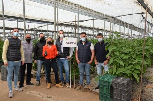 Equipo técnico y comercial de Meridiem Seeds junto a algunos visitantes de la finca