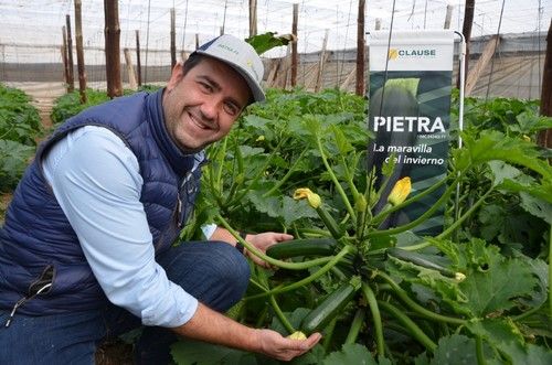 Raimundo García, delegado de HM.CLAUSE en El Ejido, posa con una planta de Pietra.