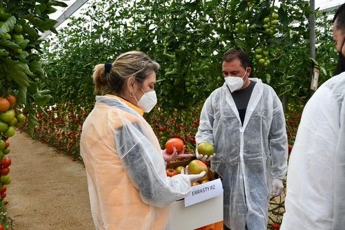 María del Mar Gimeno junto a varios técnicos y agricultores