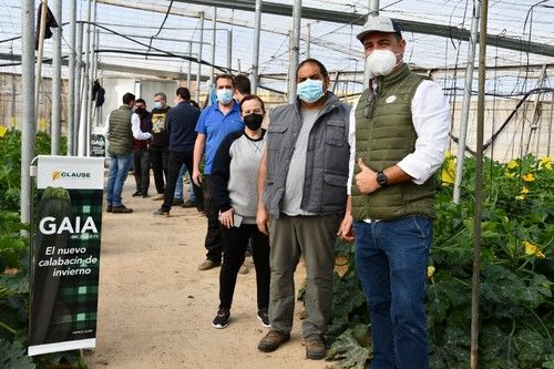 Raimundo García, de HM.CLAUSE, con un grupo de agricultores asistentes.