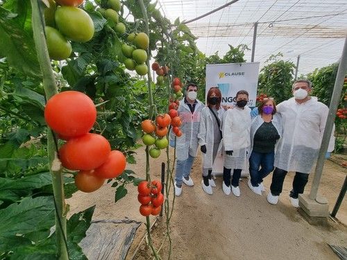 Juan Antonio Plaza, de HM.CLAUSE, con un grupo de agricultores asistentes a las jornadas.
