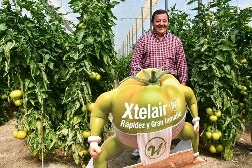 Juan Ibáñez, agricultor de Xtelair en su finca.