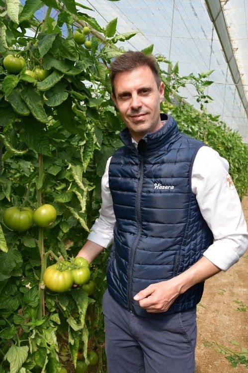 Juan Montes,  técnico de desarrollo de Hazera España, junto a Xtelar.