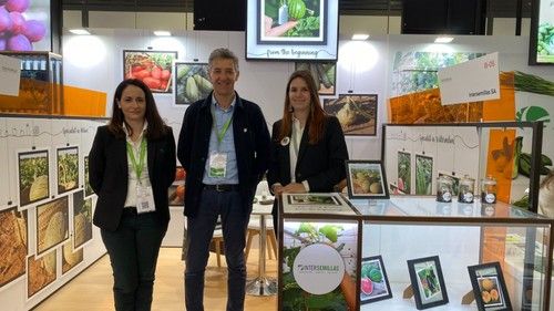 Ester Gómez, ingeniera agrónoma, Claudio Vidal, director, y Antène Meugnier, ingeniera agrónomo. Parte del equipo de Intersemillas.