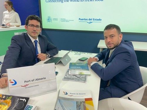 Fabio Laborda Ortega Justo, gerente de la Fundación Bahía Almeriport, y Pablo López Hernández, director en la delegación de Motril del Grupo Lopez Guillen, en su stand de Puertos de España.