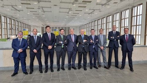 Delegación de Grupo Cajamar en el hall 18 posando para los medios.