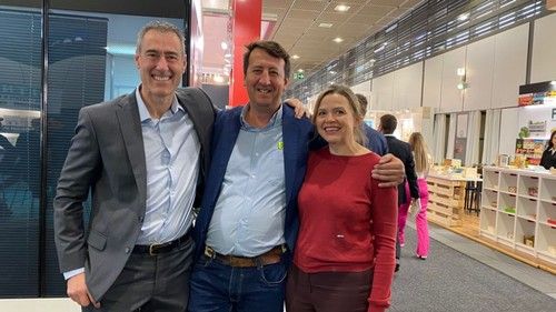 Fabio Coullet de Yuksel Semillas (centro) junto a unos acompañantes