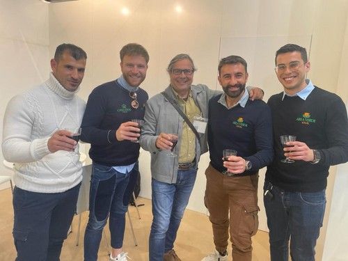Raul Martínez, responsable de Inagroup Biotech, junto a varios de sus distribuidores